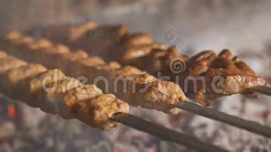腌制的沙士利克在烧烤架上准备木炭。 在东欧流行的什什利克或什什烤肉串。